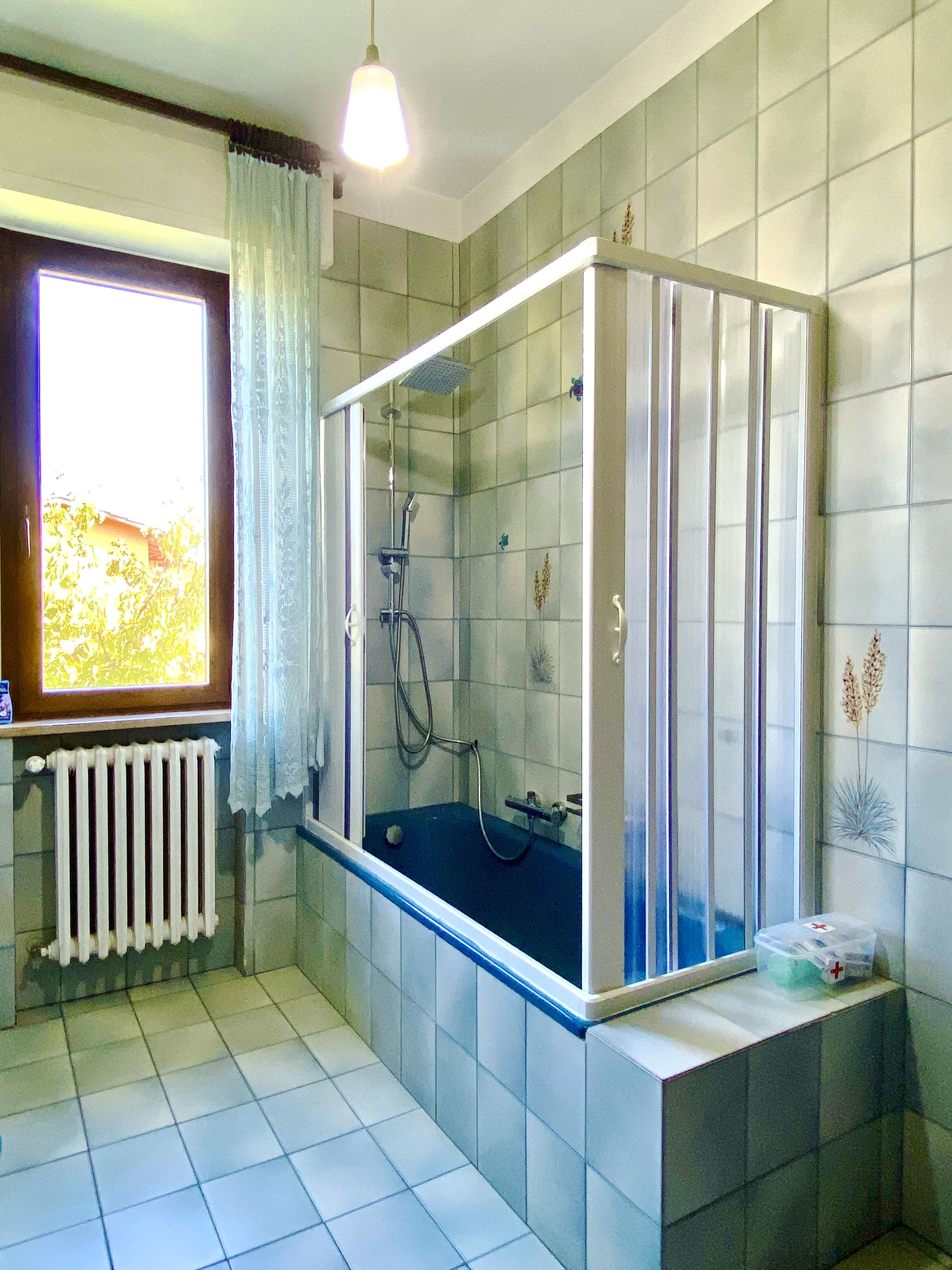 Traditional bathroom with shower and window